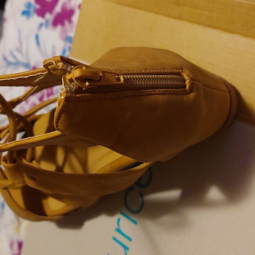 shoe - Picture 2 of 5
